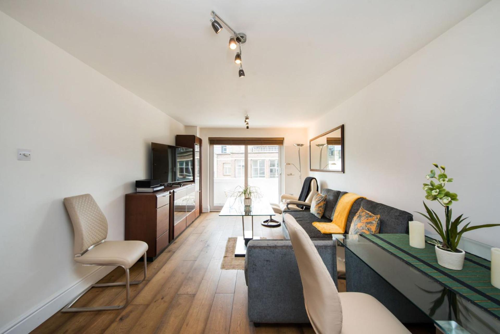 Views For Days - Fitzrovia - By Frankie Says Londra